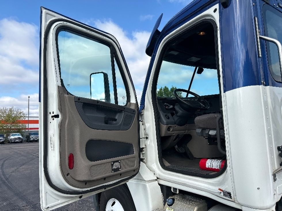 Day Cab Tractor-Heavy Duty Tractors-Freightliner-2020-Cascadia 12564ST-Memphis-TN-637,044\n\t\tmiles-$ 30,500 - Image 9