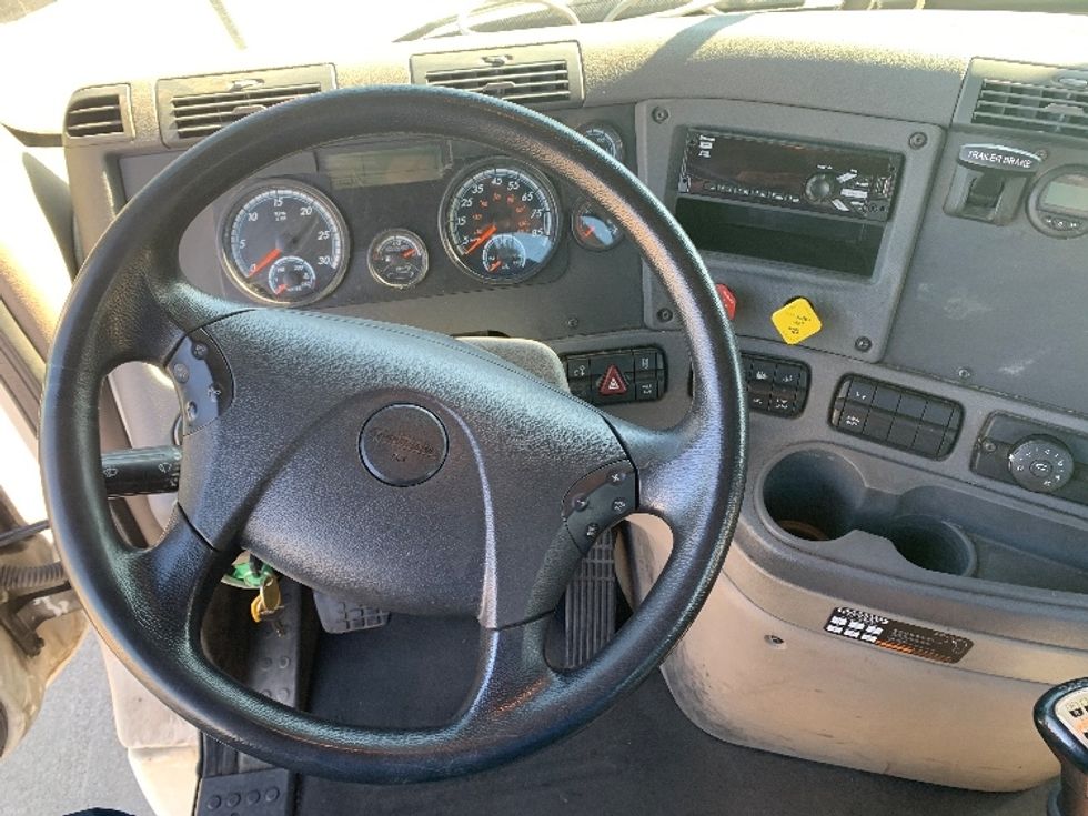 Day Cab Tractor-Heavy Duty Tractors-Freightliner-2020-Cascadia 12564ST-Middlefield-OH-124,166\n\t\tmiles-$ 58,750 - Image 11