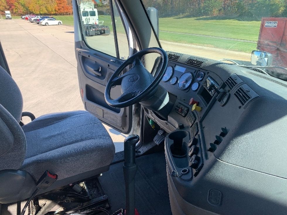 Day Cab Tractor-Heavy Duty Tractors-Freightliner-2020-Cascadia 12564ST-Middlefield-OH-124,166\n\t\tmiles-$ 58,750 - Image 14