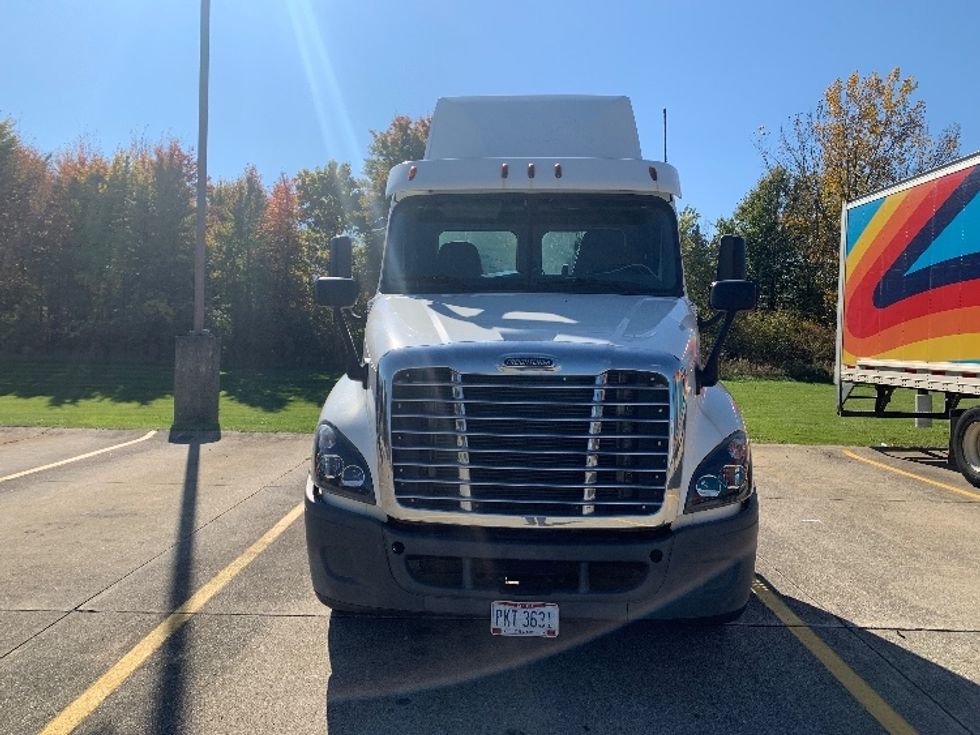 Day Cab Tractor-Heavy Duty Tractors-Freightliner-2020-Cascadia 12564ST-Middlefield-OH-124,166\n\t\tmiles-$ 58,750 - Image 2