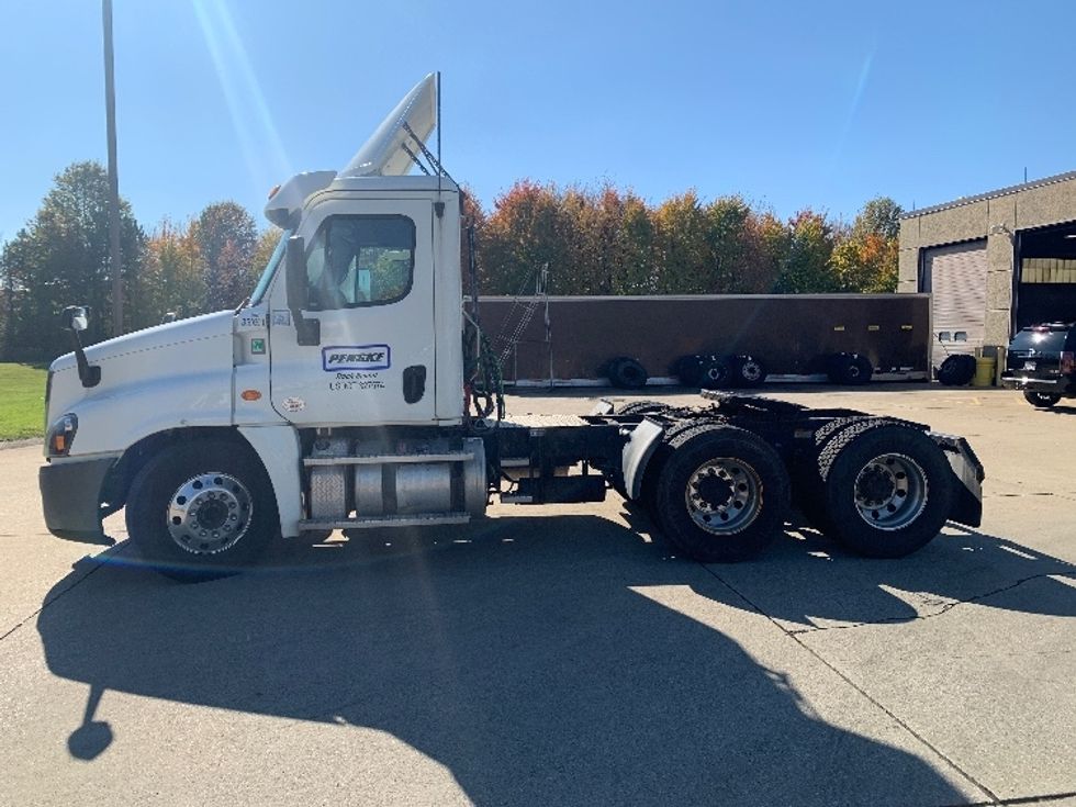 Day Cab Tractor-Heavy Duty Tractors-Freightliner-2020-Cascadia 12564ST-Middlefield-OH-124,166\n\t\tmiles-$ 58,750 - Image 4