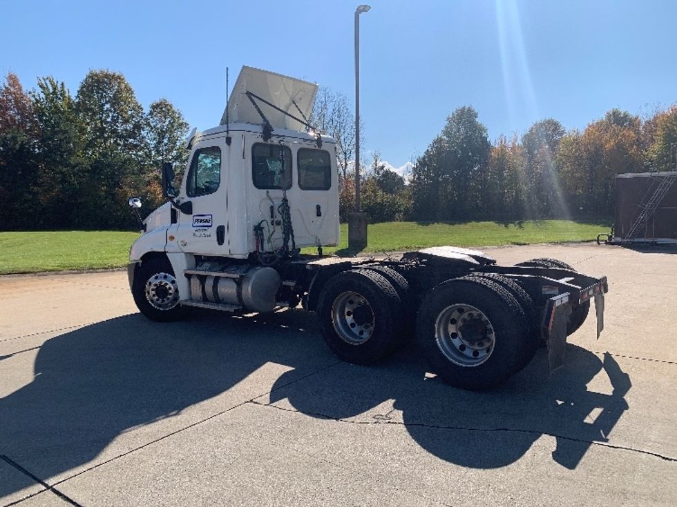 Day Cab Tractor-Heavy Duty Tractors-Freightliner-2020-Cascadia 12564ST-Middlefield-OH-124,166\n\t\tmiles-$ 58,750 - Image 5