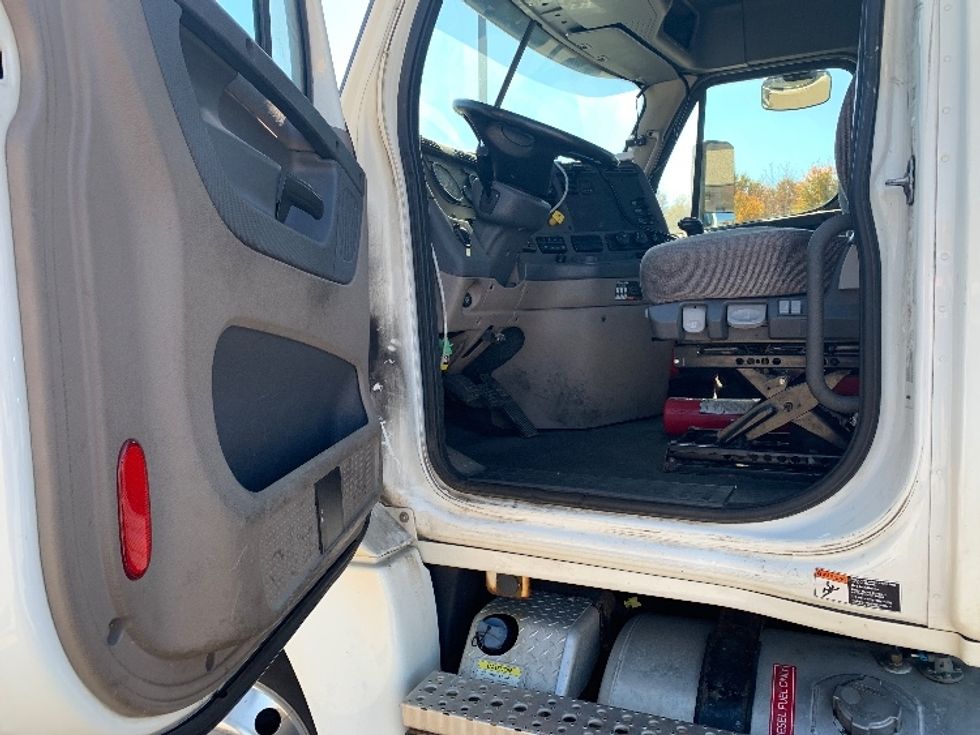 Day Cab Tractor-Heavy Duty Tractors-Freightliner-2020-Cascadia 12564ST-Middlefield-OH-124,166\n\t\tmiles-$ 58,750 - Image 9