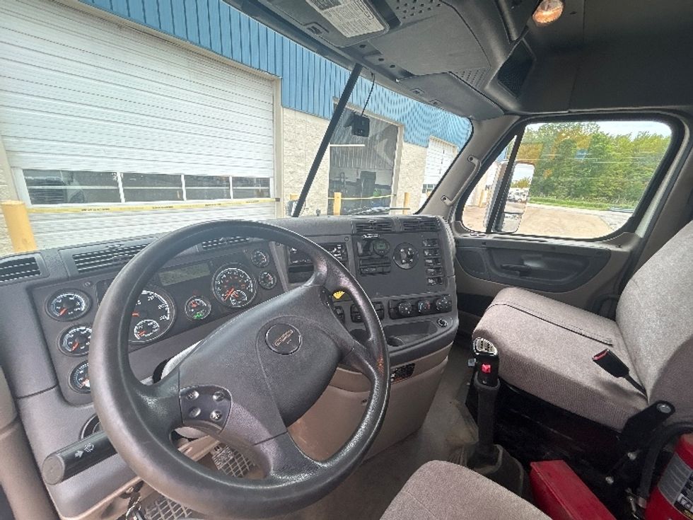 Day Cab Tractor-Heavy Duty Tractors-Freightliner-2020-Cascadia 12564ST-Middlefield-OH-193,318\n\t\tmiles-$ 50,500 - Image 10