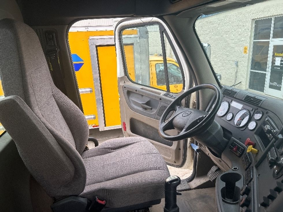 Day Cab Tractor-Heavy Duty Tractors-Freightliner-2020-Cascadia 12564ST-Middlefield-OH-193,318\n\t\tmiles-$ 50,500 - Image 14