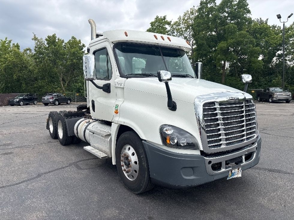 Day Cab Tractor-Heavy Duty Tractors-Freightliner-2020-Cascadia 12564ST-Middlefield-OH-307,536\n\t\tmiles-$ 54,500 - Image 1
