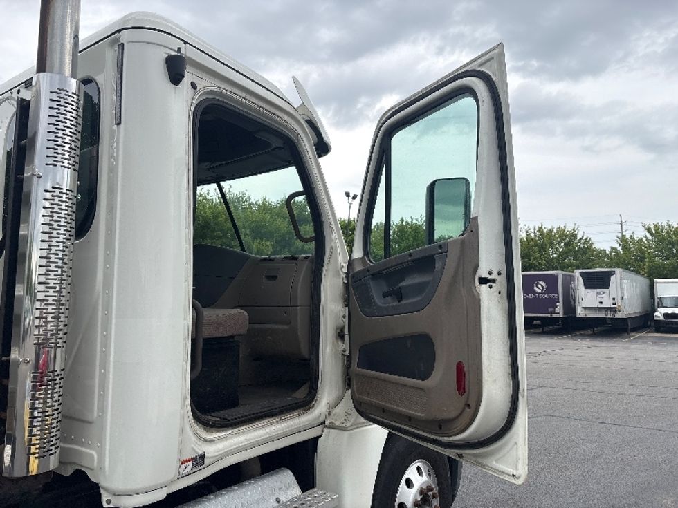 Day Cab Tractor-Heavy Duty Tractors-Freightliner-2020-Cascadia 12564ST-Middlefield-OH-307,536\n\t\tmiles-$ 54,500 - Image 12