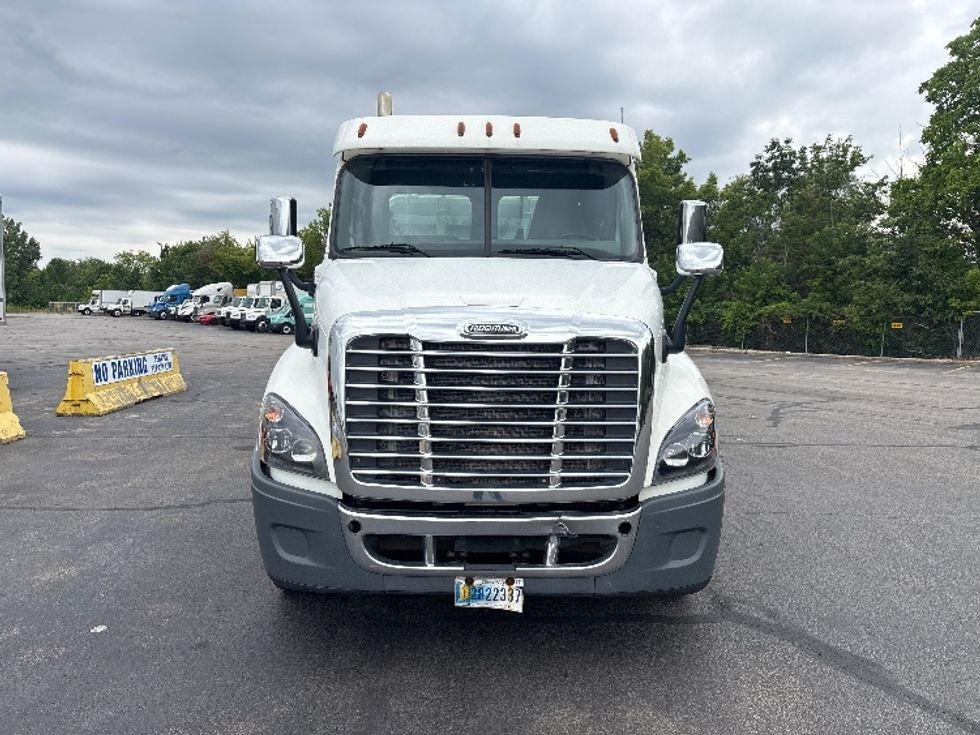Day Cab Tractor-Heavy Duty Tractors-Freightliner-2020-Cascadia 12564ST-Middlefield-OH-307,536\n\t\tmiles-$ 54,500 - Image 2