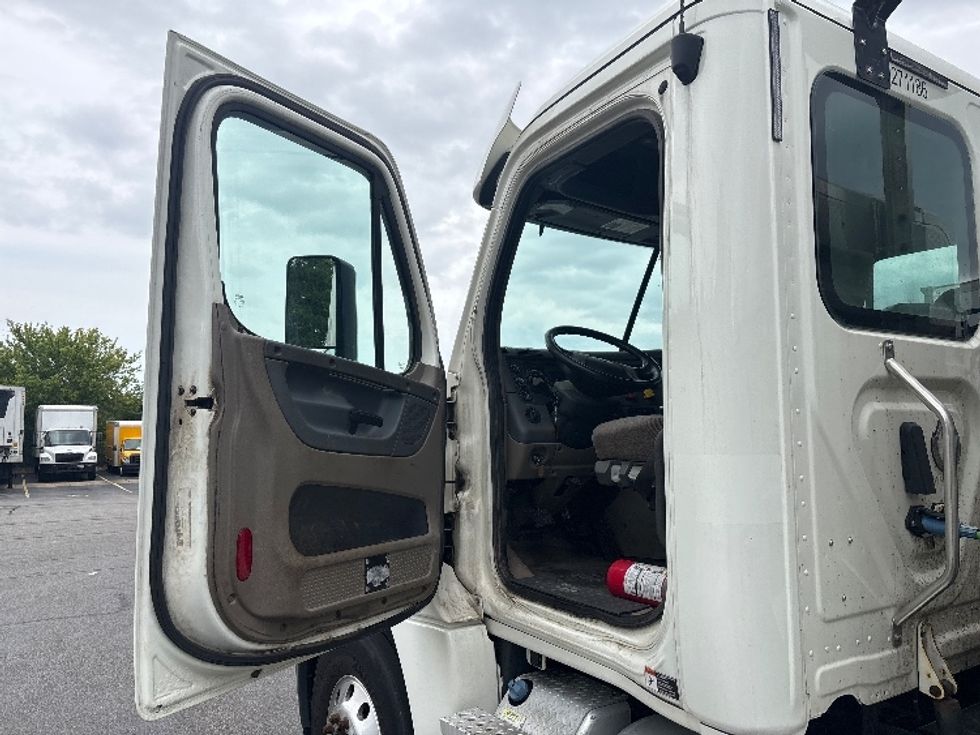 Day Cab Tractor-Heavy Duty Tractors-Freightliner-2020-Cascadia 12564ST-Middlefield-OH-307,536\n\t\tmiles-$ 54,500 - Image 9