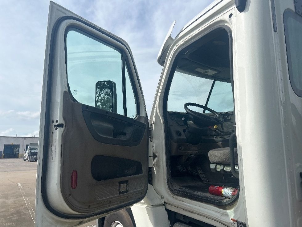 Day Cab Tractor-Heavy Duty Tractors-Freightliner-2020-Cascadia 12564ST-Nashville (Mount Juliet)-TN-394,080\n\t\tmiles-$ 42,500 - Image 9