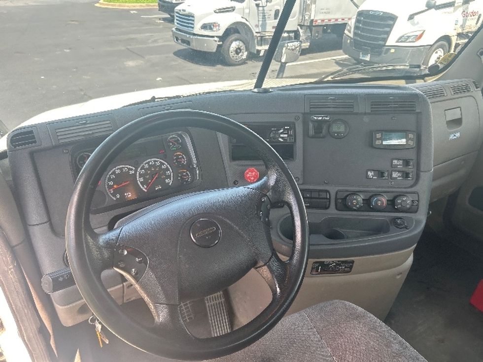 2020 Freightliner Cascadia 125" Sleeper Cab photo 11