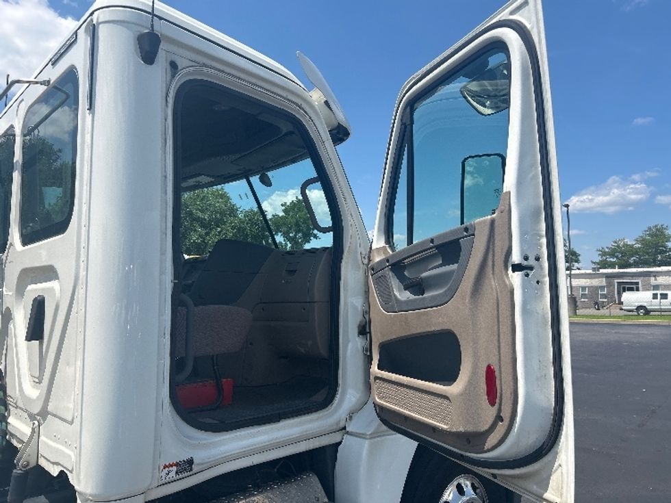 2020 Freightliner Cascadia 125" Sleeper Cab photo 12
