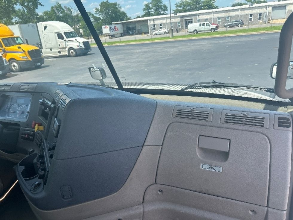 2020 Freightliner Cascadia 125" Sleeper Cab photo 13