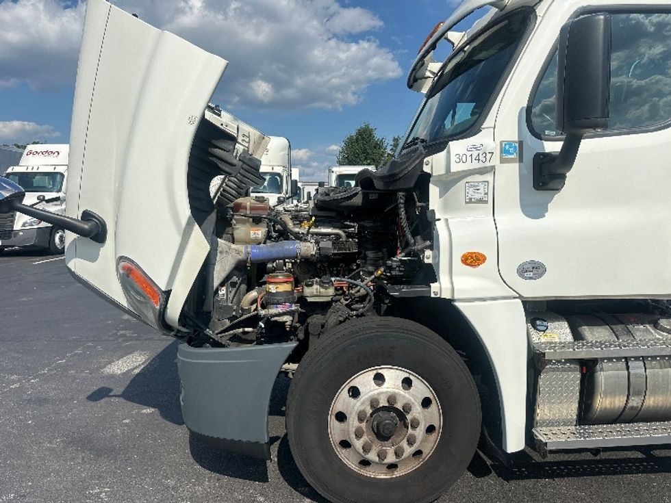 2020 Freightliner Cascadia 125" Sleeper Cab photo 16