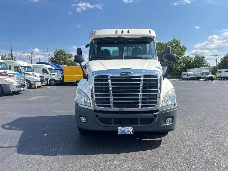 2020 Freightliner Cascadia 125" Sleeper Cab photo 2