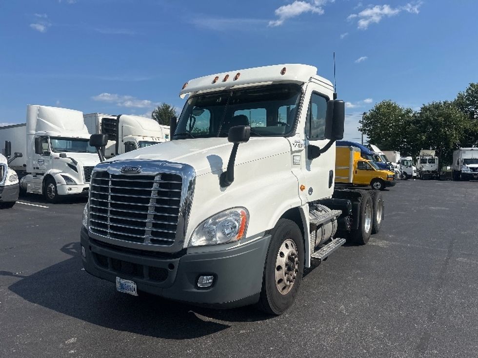 2020 Freightliner Cascadia 125" Sleeper Cab photo 3