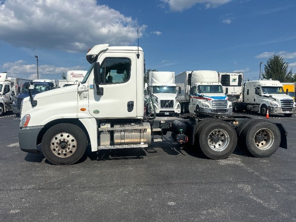 2020 Freightliner Cascadia 125" Sleeper Cab photo 4