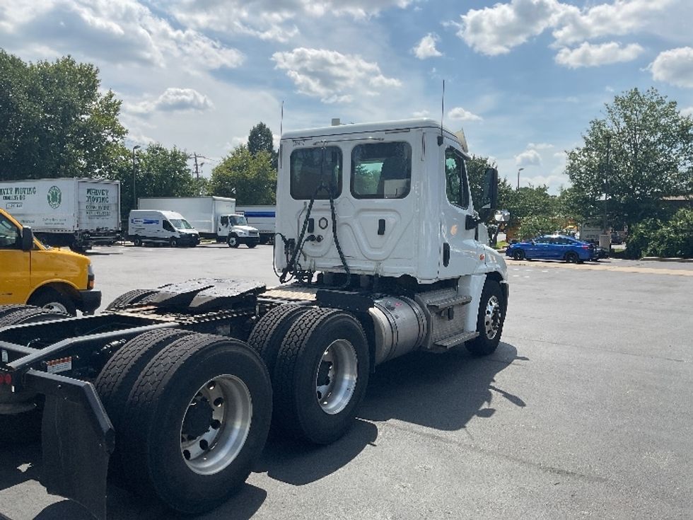2020 Freightliner Cascadia 125" Sleeper Cab photo 7