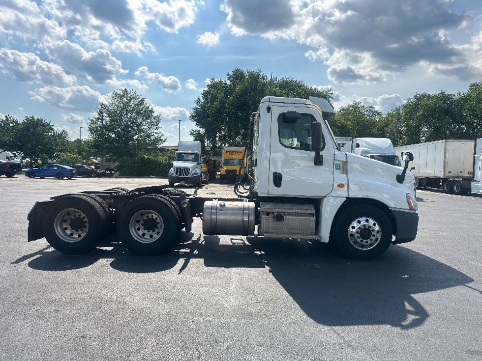 2020 Freightliner Cascadia 125" Sleeper Cab photo 8