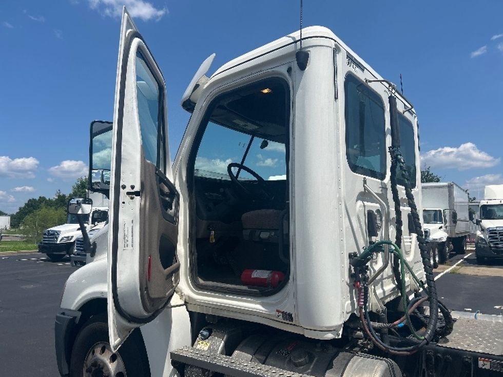 2020 Freightliner Cascadia 125" Sleeper Cab photo 9