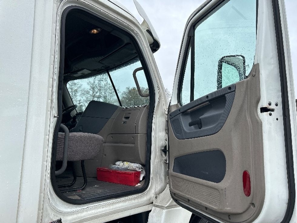 Day Cab Tractor-Heavy Duty Tractors-Freightliner-2020-Cascadia 12564ST-Norton-MA-459,621\n\t\tmiles-$ 42,000 - Image 12