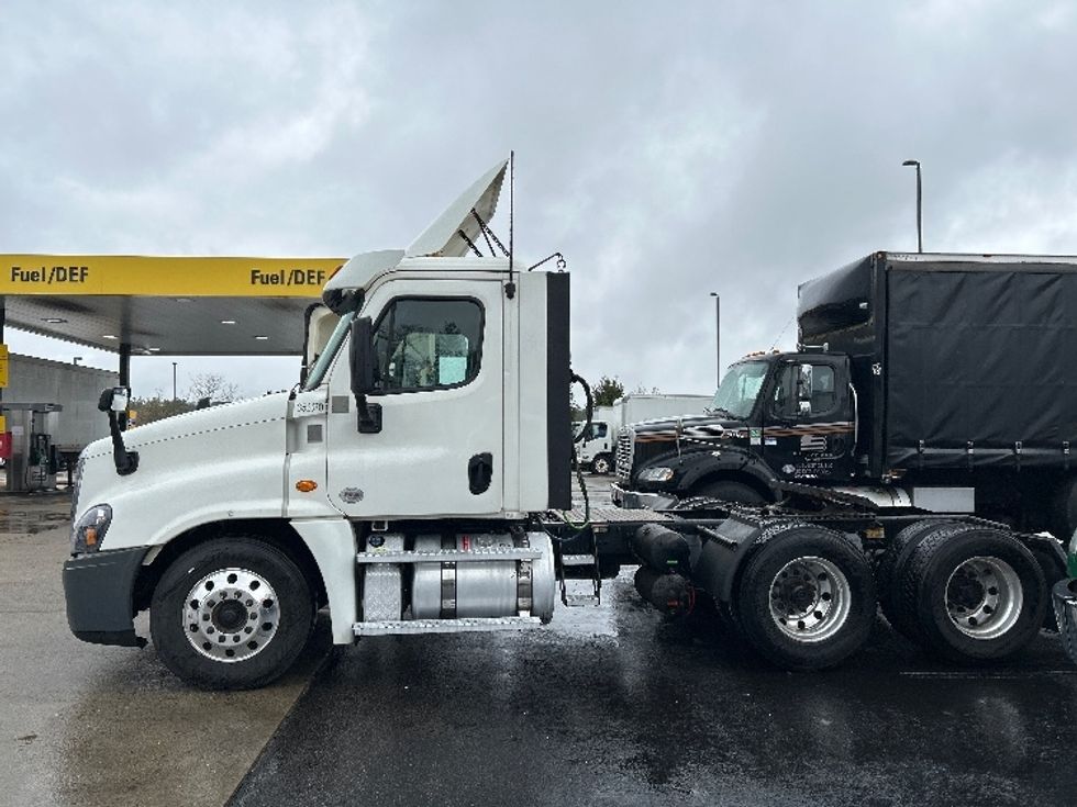 Day Cab Tractor-Heavy Duty Tractors-Freightliner-2020-Cascadia 12564ST-Norton-MA-459,621\n\t\tmiles-$ 42,000 - Image 4
