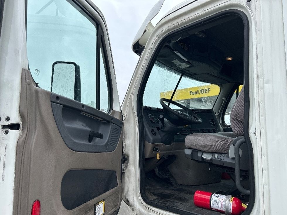 Day Cab Tractor-Heavy Duty Tractors-Freightliner-2020-Cascadia 12564ST-Norton-MA-459,621\n\t\tmiles-$ 42,000 - Image 9