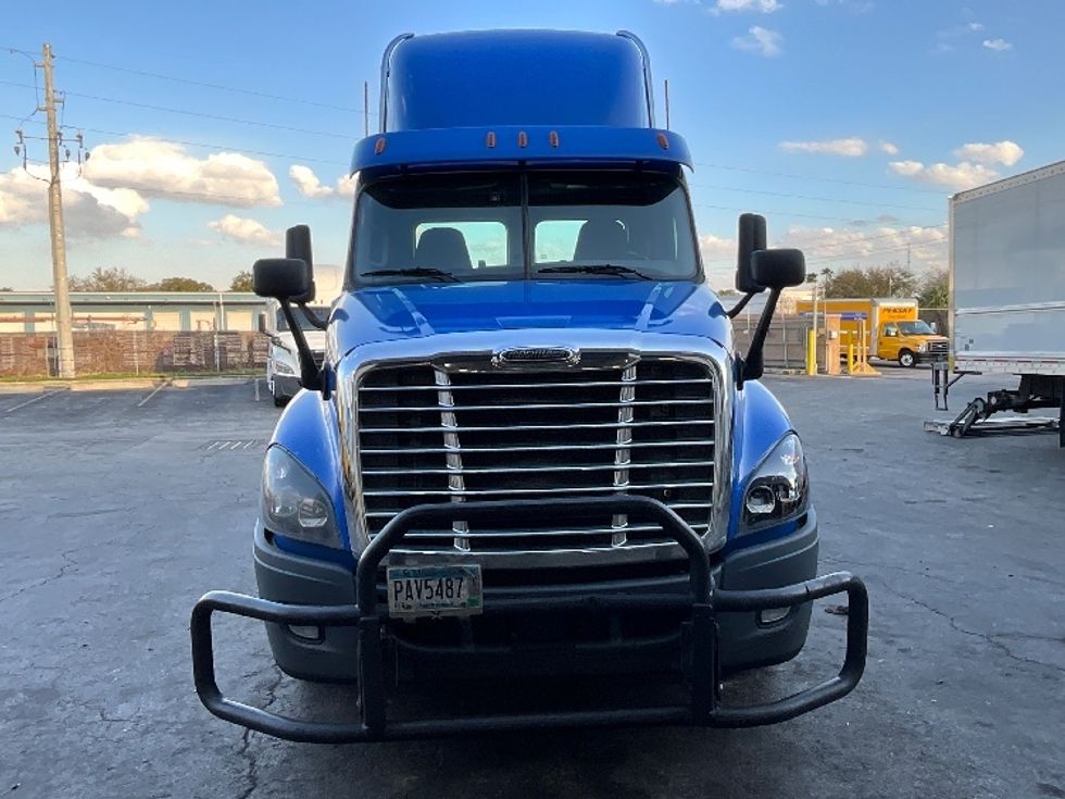 2020 Freightliner Cascadia 125" Sleeper Cab photo 2