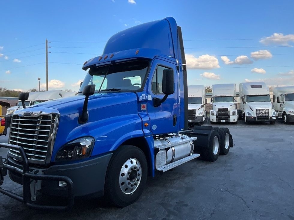 2020 Freightliner Cascadia 125" Sleeper Cab photo 3