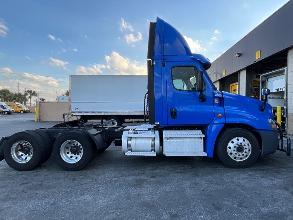 Day Cab Tractor-Heavy Duty Tractors-Freightliner-2020-Cascadia 12564ST-Ocala-FL-465,699\n\t\tmiles-$ 48,000 - Image 8