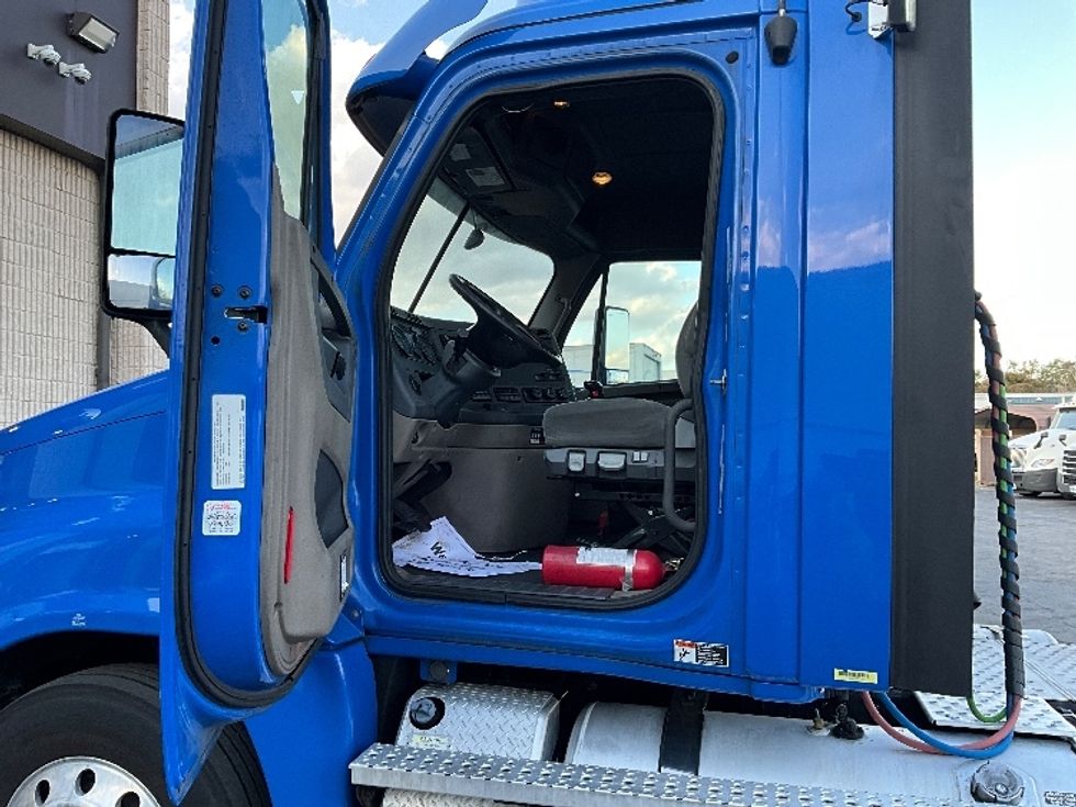 Day Cab Tractor-Heavy Duty Tractors-Freightliner-2020-Cascadia 12564ST-Ocala-FL-465,699\n\t\tmiles-$ 48,000 - Image 9