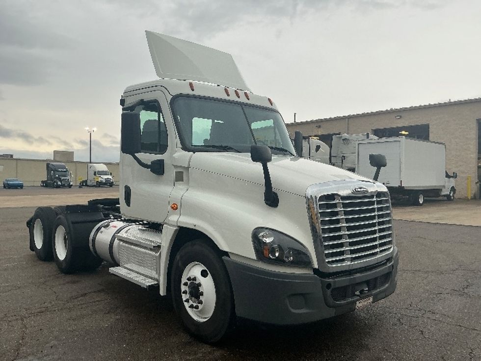 Day Cab Tractor-Heavy Duty Tractors-Freightliner-2020-Cascadia 12564ST-Olive Branch-MS-135,352\n\t\tmiles-$ 59,000 - Image 1