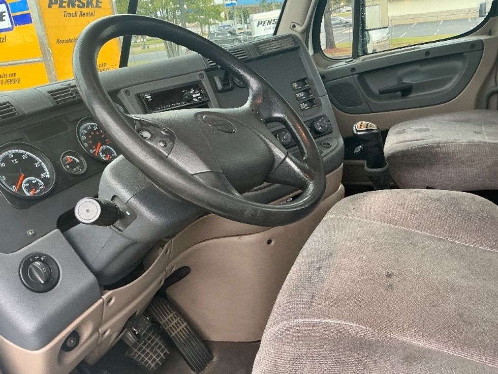 Day Cab Tractor-Heavy Duty Tractors-Freightliner-2020-Cascadia 12564ST-Olive Branch-MS-135,352\n\t\tmiles-$ 59,000 - Image 10