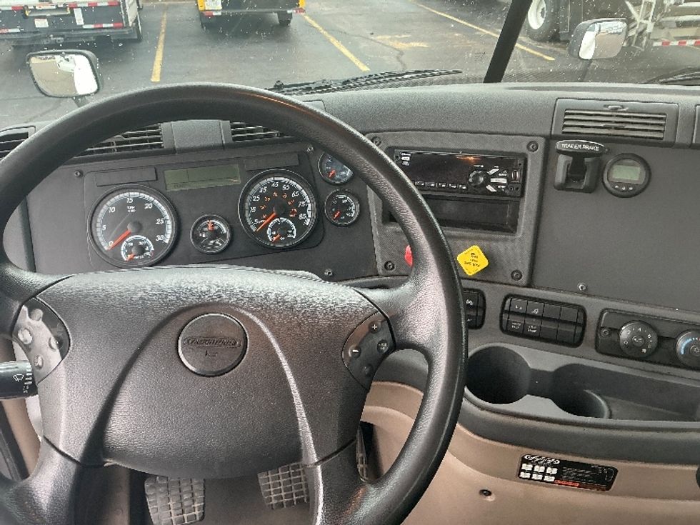 Day Cab Tractor-Heavy Duty Tractors-Freightliner-2020-Cascadia 12564ST-Olive Branch-MS-135,352\n\t\tmiles-$ 59,000 - Image 11