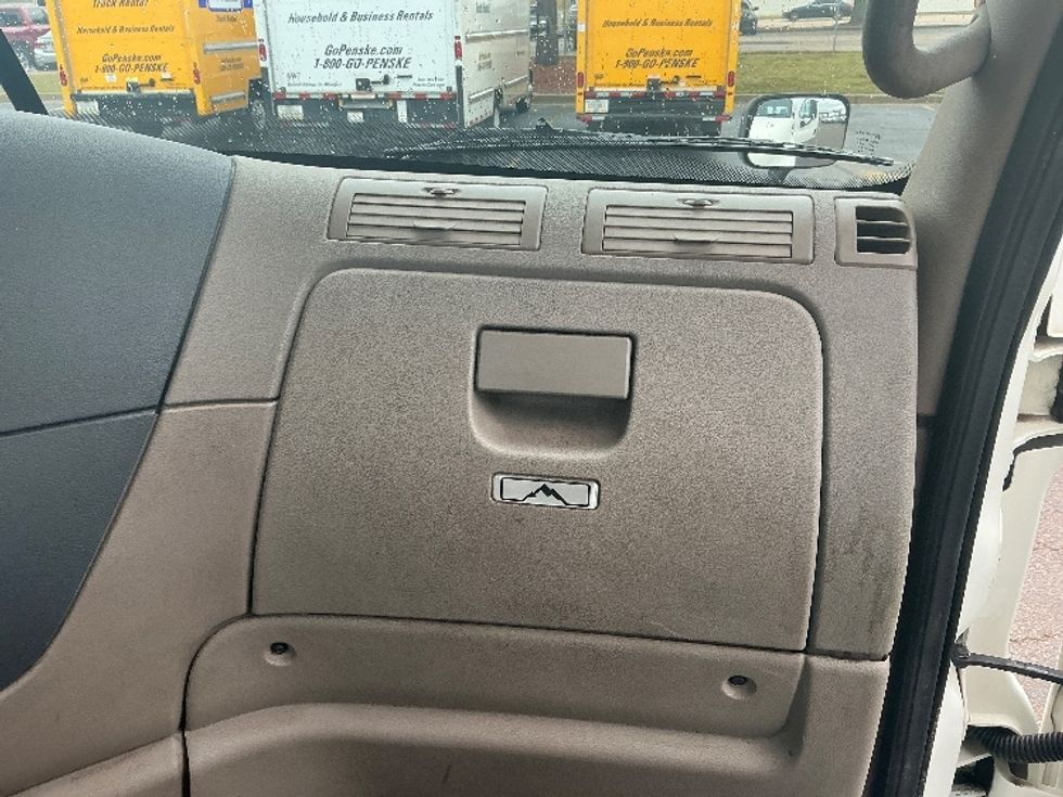 Day Cab Tractor-Heavy Duty Tractors-Freightliner-2020-Cascadia 12564ST-Olive Branch-MS-135,352\n\t\tmiles-$ 59,000 - Image 13