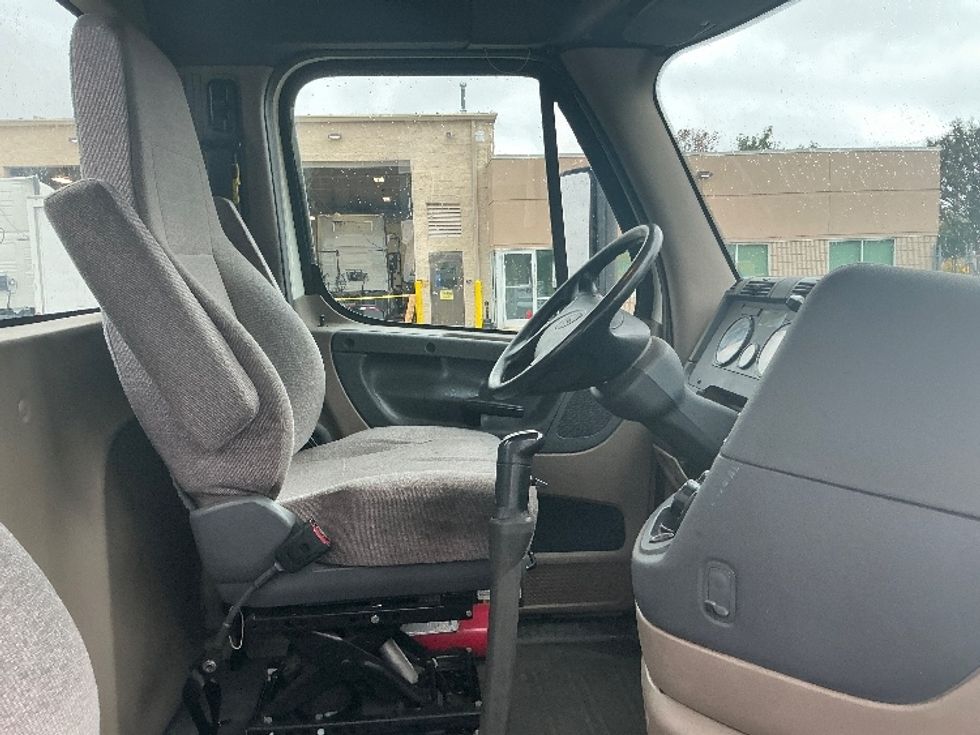 Day Cab Tractor-Heavy Duty Tractors-Freightliner-2020-Cascadia 12564ST-Olive Branch-MS-135,352\n\t\tmiles-$ 59,000 - Image 14