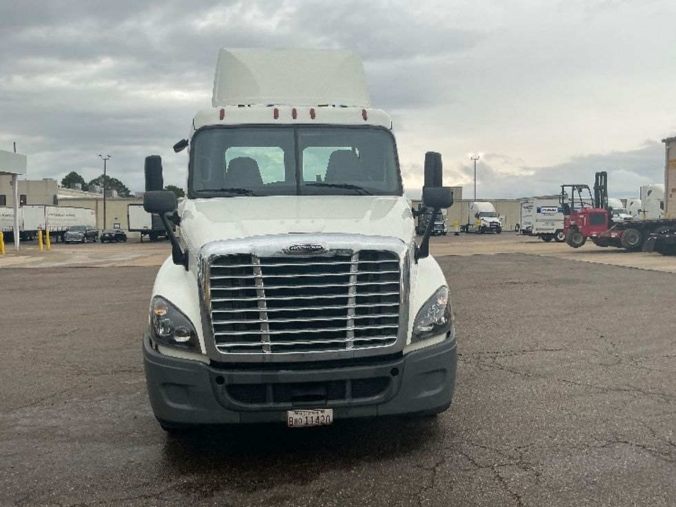 Day Cab Tractor-Heavy Duty Tractors-Freightliner-2020-Cascadia 12564ST-Olive Branch-MS-135,352\n\t\tmiles-$ 59,000 - Image 2