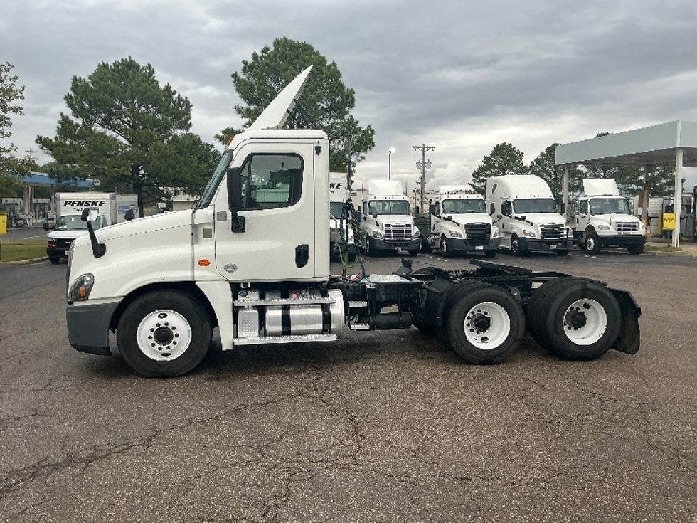 Day Cab Tractor-Heavy Duty Tractors-Freightliner-2020-Cascadia 12564ST-Olive Branch-MS-135,352\n\t\tmiles-$ 59,000 - Image 4