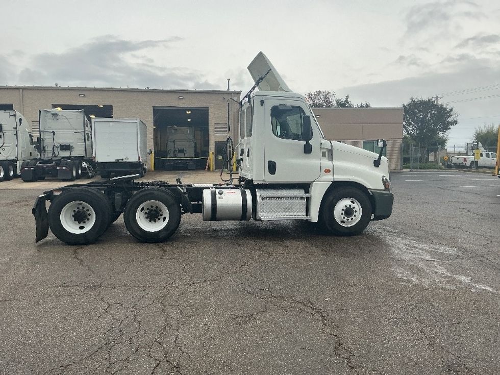 Day Cab Tractor-Heavy Duty Tractors-Freightliner-2020-Cascadia 12564ST-Olive Branch-MS-135,352\n\t\tmiles-$ 59,000 - Image 8