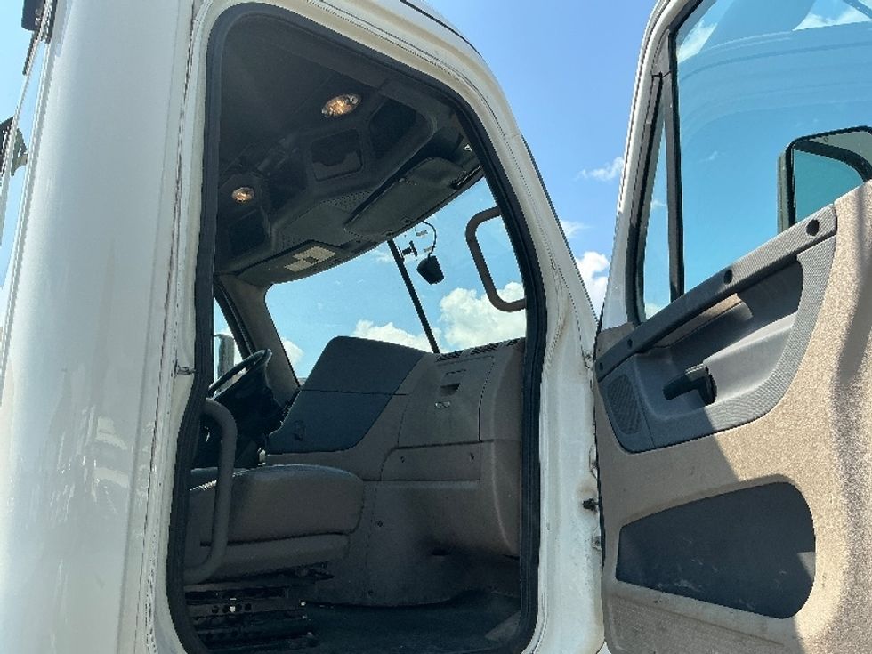 Day Cab Tractor-Heavy Duty Tractors-Freightliner-2020-Cascadia 12564ST-Olive Branch-MS-317,896\n\t\tmiles-$ 56,250 - Image 12