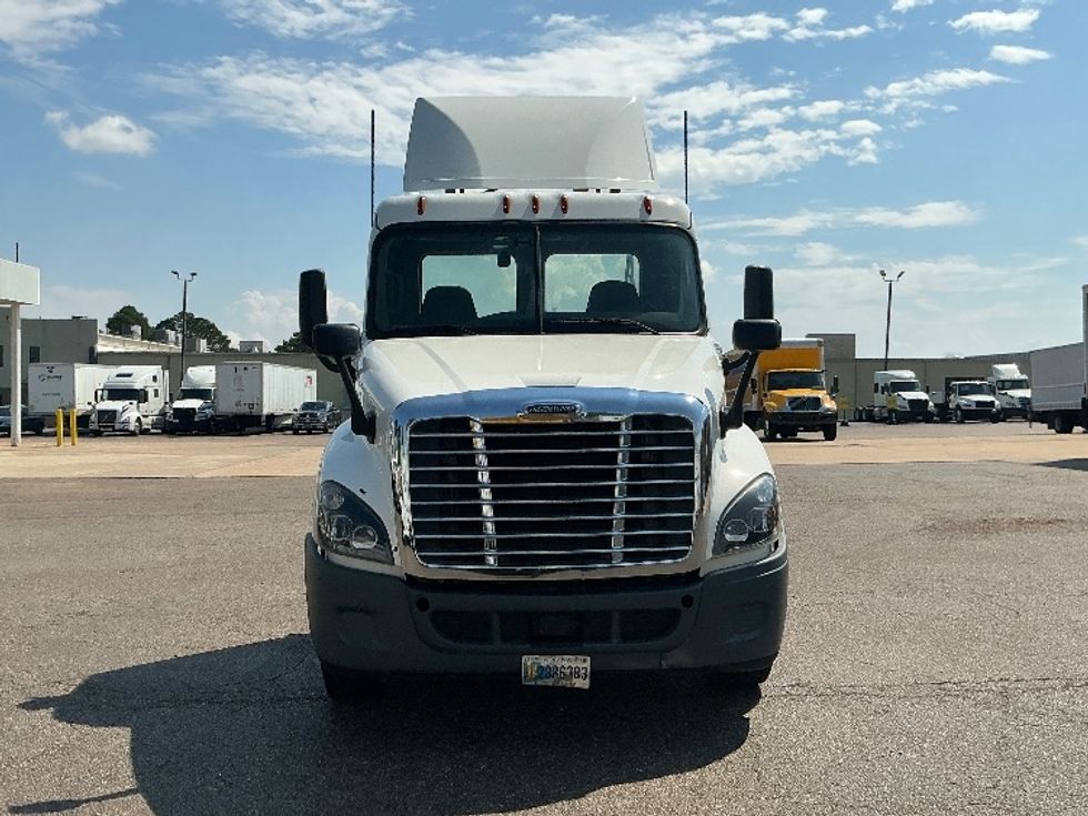 2020 Freightliner Cascadia 125" Sleeper Cab photo 2
