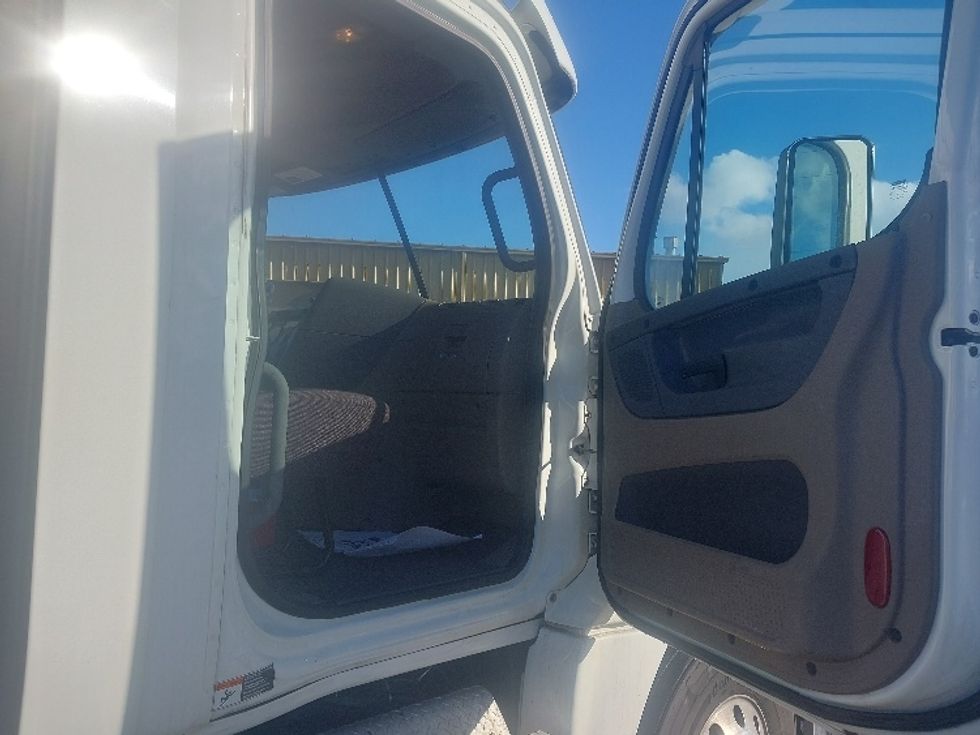 Day Cab Tractor-Heavy Duty Tractors-Freightliner-2020-Cascadia 12564ST-Port Huron-MI-334,370\n\t\tmiles-$ 43,000 - Image 12