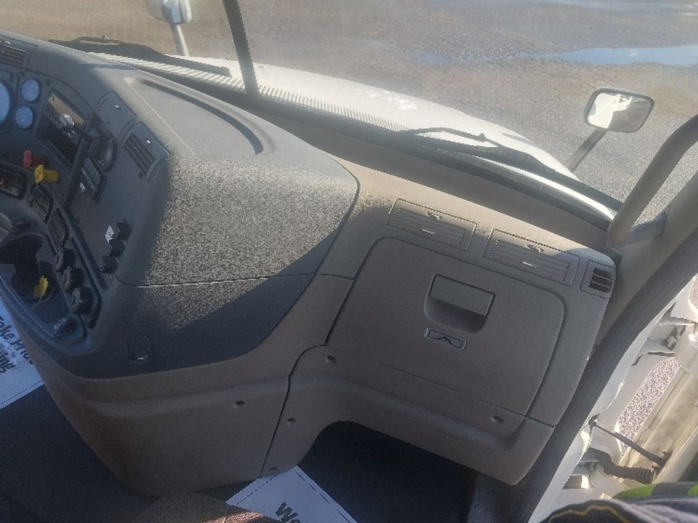 Day Cab Tractor-Heavy Duty Tractors-Freightliner-2020-Cascadia 12564ST-Port Huron-MI-334,370\n\t\tmiles-$ 43,000 - Image 13