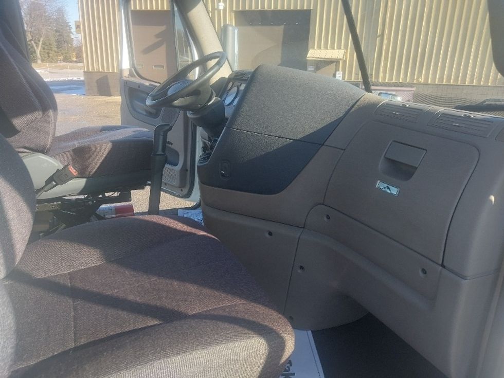 Day Cab Tractor-Heavy Duty Tractors-Freightliner-2020-Cascadia 12564ST-Port Huron-MI-334,370\n\t\tmiles-$ 43,000 - Image 14