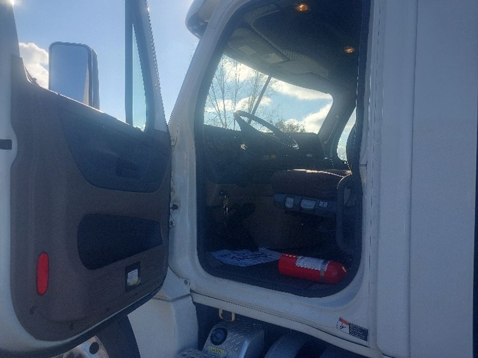 Day Cab Tractor-Heavy Duty Tractors-Freightliner-2020-Cascadia 12564ST-Port Huron-MI-334,370\n\t\tmiles-$ 43,000 - Image 9