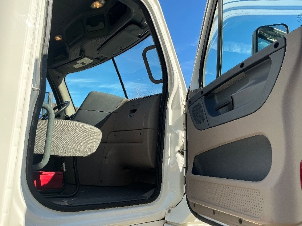 Day Cab Tractor-Heavy Duty Tractors-Freightliner-2020-Cascadia 12564ST-Portland-OR-281,868\n\t\tmiles-$ 53,250 - Image 12