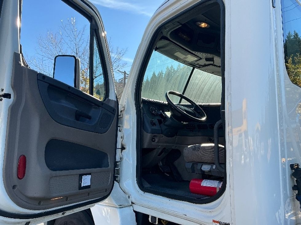 Day Cab Tractor-Heavy Duty Tractors-Freightliner-2020-Cascadia 12564ST-Portland-OR-281,868\n\t\tmiles-$ 53,250 - Image 9