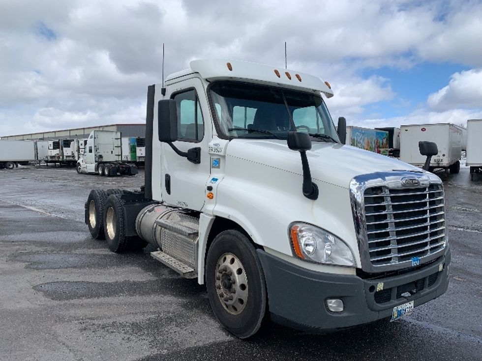 Day Cab Tractor-Heavy Duty Tractors-Freightliner-2020-Cascadia 12564ST-Pottsville-PA-390,102\n\t\tmiles-$ 42,750 - Image 1