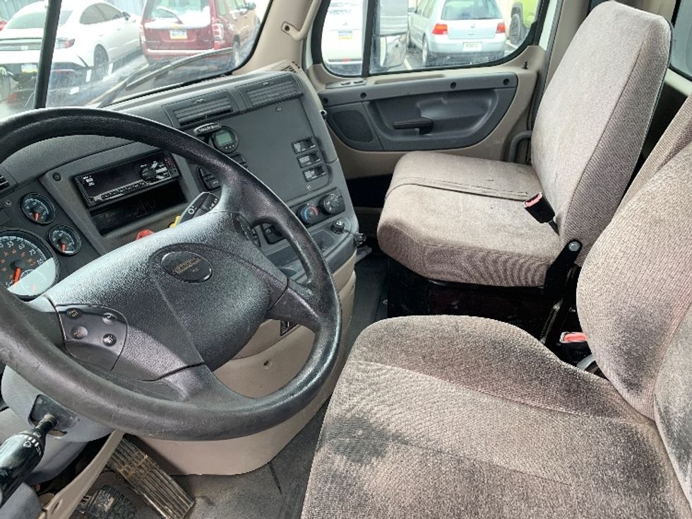 Day Cab Tractor-Heavy Duty Tractors-Freightliner-2020-Cascadia 12564ST-Pottsville-PA-390,102\n\t\tmiles-$ 42,750 - Image 10