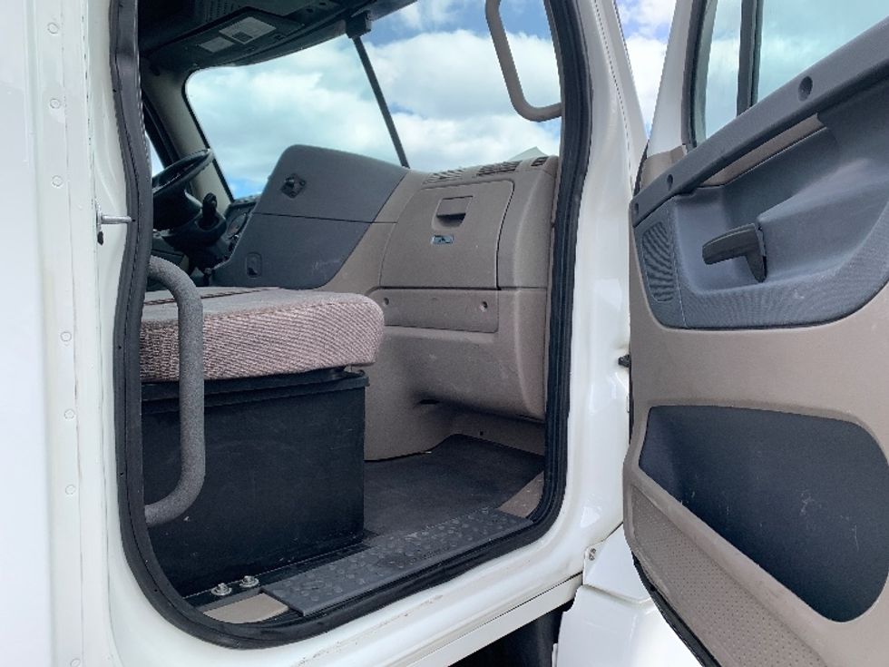 Day Cab Tractor-Heavy Duty Tractors-Freightliner-2020-Cascadia 12564ST-Pottsville-PA-390,102\n\t\tmiles-$ 42,750 - Image 12